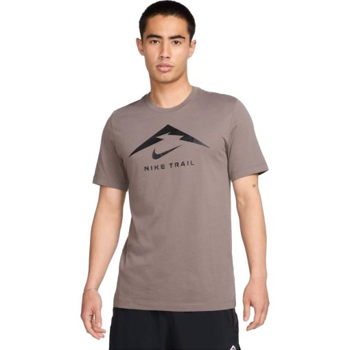 Foto de Nike Camiseta Hombre - Dri-FIT Trail Logo - cave stone/black FQ3914-289