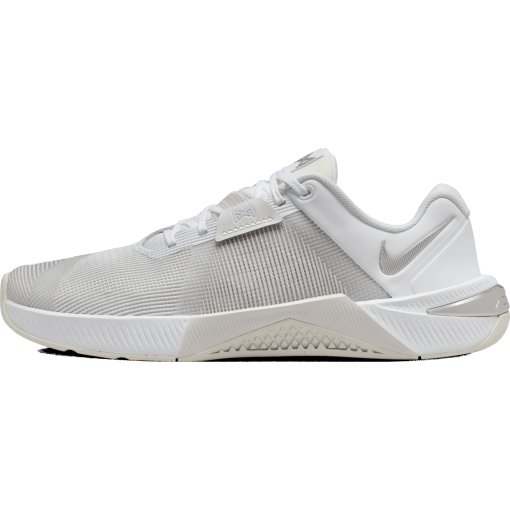 Produktbild von Nike Metcon 10 Workout-Schuhe Damen - white/platinum tint/wolf grey/metallic silver HQ2620-100