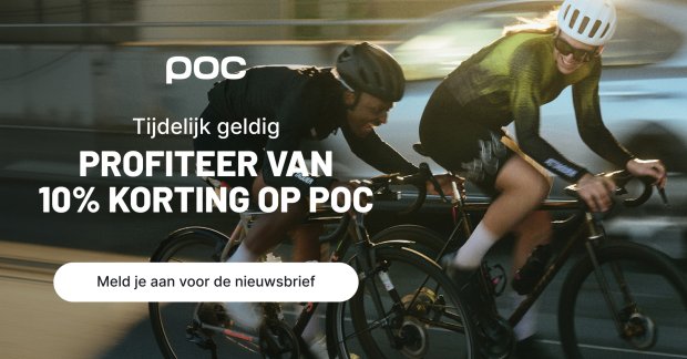 Twee fietsers met POC Gravel-helmen aan het begin van een tocht in een stedelijke omgeving.