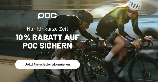Zwei Radfahrende mit POC Gravel Helmen am Anfang einer Tour im urbanen Umfeld.