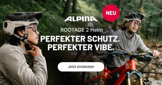 Mountabiker testet den Alpina Rootage 2 Helm im Wald.