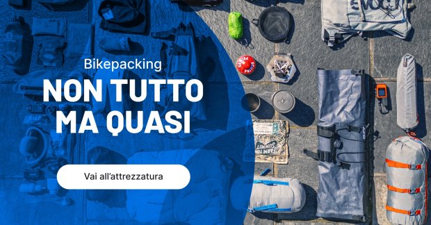 attrezzatura da bikepacking in piano