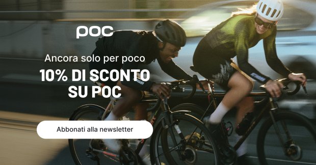 Due ciclisti con caschi POC Gravel all'inizio di un percorso in ambiente urbano.