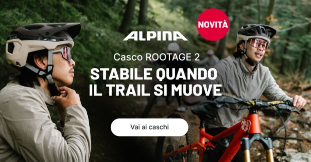 Un appassionato di mountain bike prova il casco Alpina Rootage 2 nel bosco.