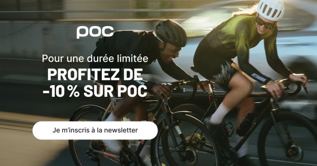 Deux cyclistes portant des casques POC Gravel au début d'une sortie en milieu urbain.