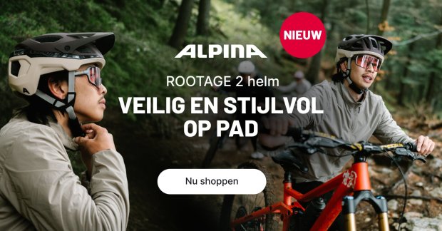 Een mountainbiker test de Alpina Rootage 2-helm in het bos.