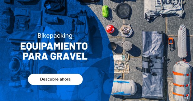 equipo de bikepacking en plano