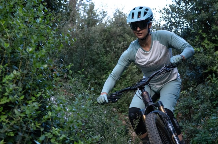 Chica haciendo descenso con las protecciones de Leatt