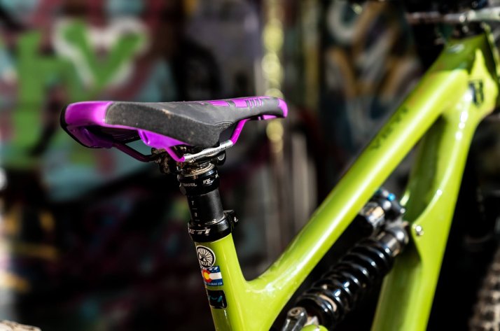 Deity Components – Premium MTB-Parts for Riders Ein Deity Sattel an einem Custom-Downhill-Bike