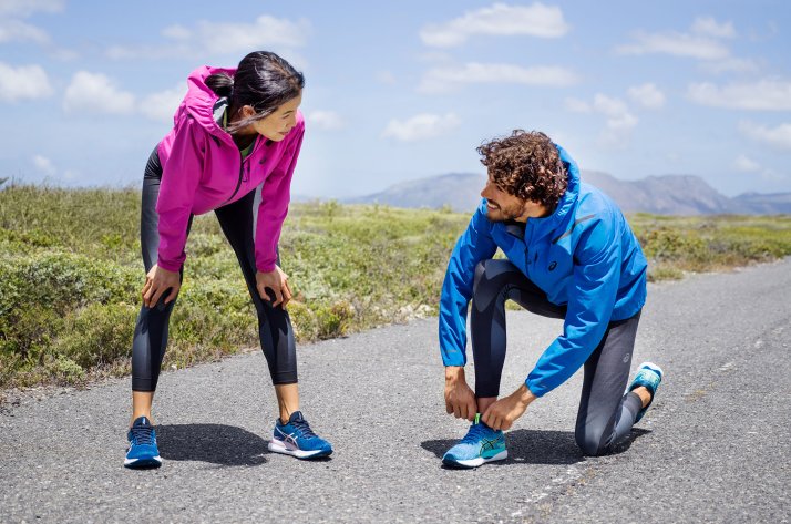 Zapatillas Deportivas ASICS y Ropa Complementaria