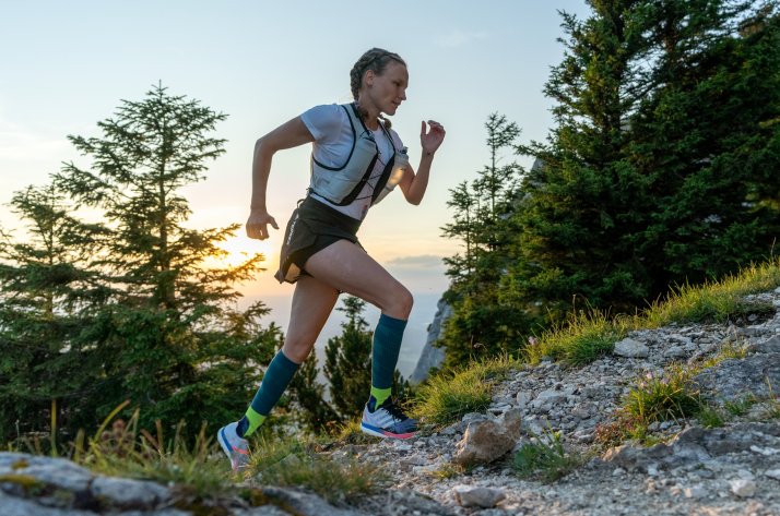 Bauerfeind – Tessuti compressivi e bende innovative per le esigenze più elevate. Traspirante e comodo da indossare. Bauerfeind – Tessuti compressivi e bende innovative per le esigenze più elevate. Traspirante e comodo da indossare.