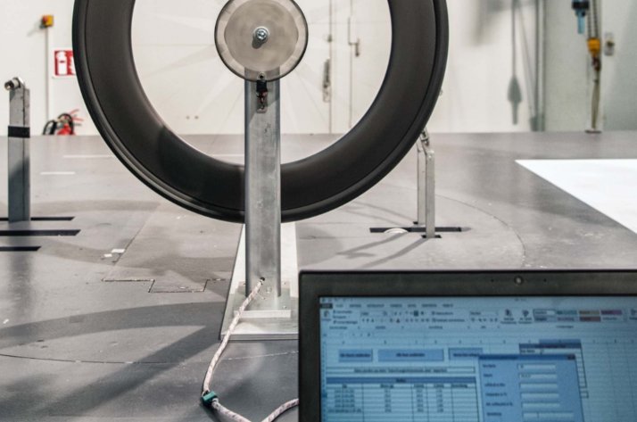 DT Swiss - Perfection jusqu'au moindre détail Rien n'est laissé au hasard chez DT Swiss : Test de performance des roues sur le banc d'essai