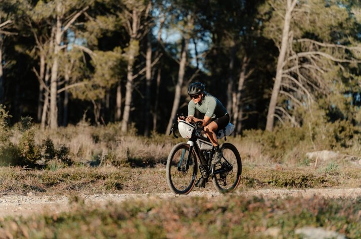 Ciclista su sterrato con attrezzatura bikepacking