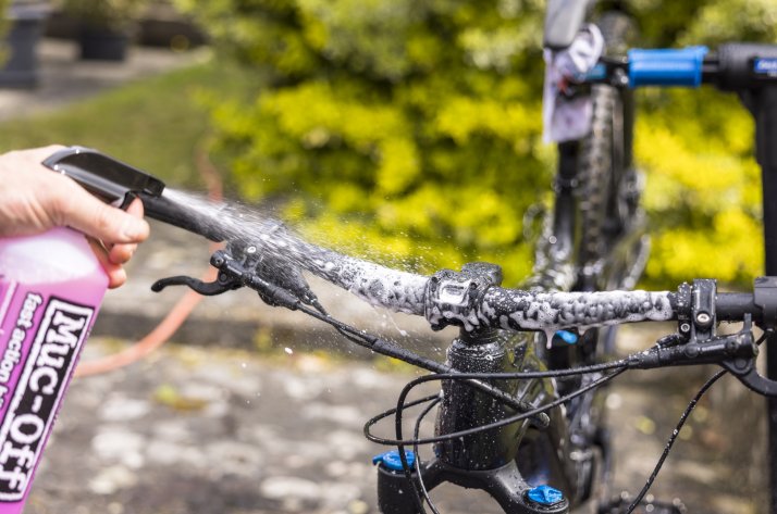 Detailaufnahme des Cockpits bei der Fahrradreinigung mit Reiniger von Muc-Off Detailaufnahme des Cockpits bei der Fahrradreinigung mit Reiniger von Muc-Off