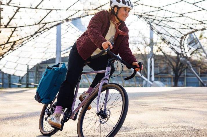 Frau mit Citybike und ORTLIEB Gepäckträgertasche am Fahrrad