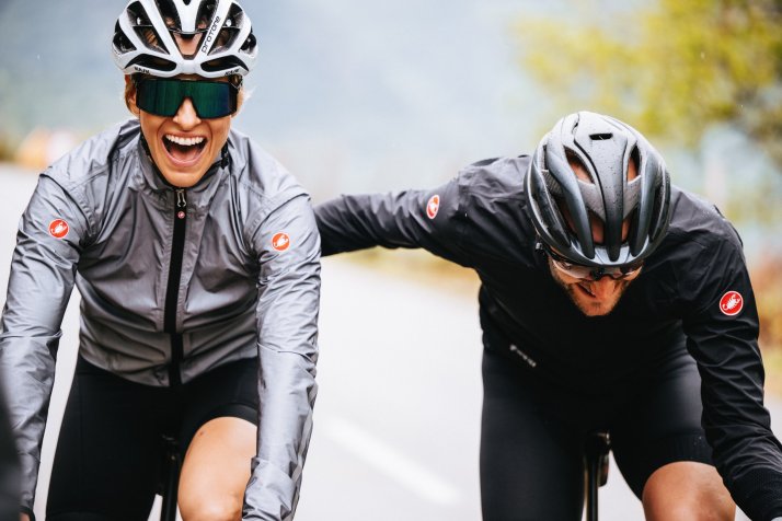 Fröhliche Fahrradfahrer im Herbst mit Castelli Fahrradjacken Fröhliche Fahrradfahrer im Herbst mit Castelli Fahrradjacken