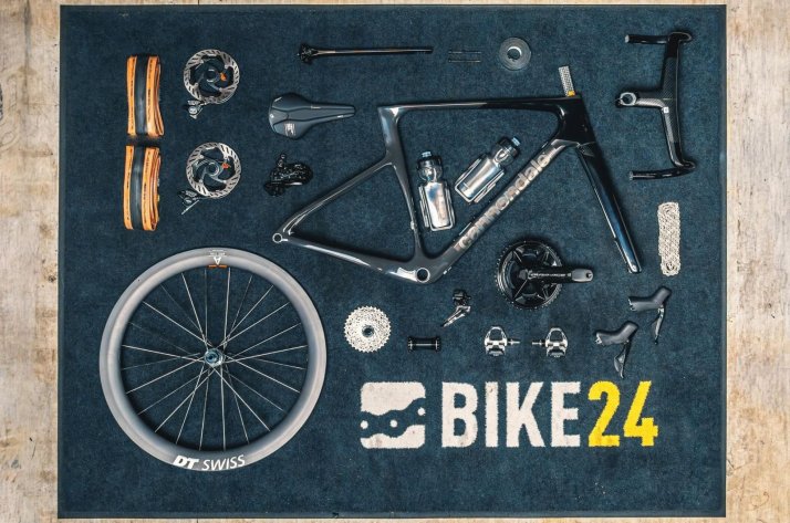 Ruedas: una historia redonda sobre radios, llantas y bujes Bicicleta desmontada con todos sus componentes colocados en el suelo