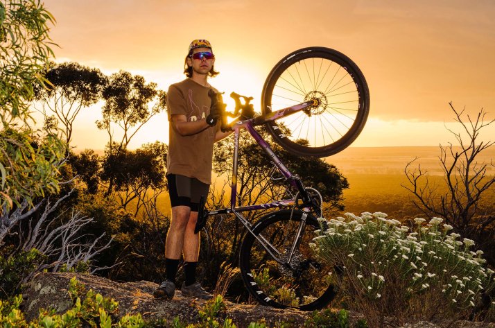 MAAP: maglie e abbigliamento per ciclisti ambiziosi Ciclista su una MTB che indossa una maglia MAAP