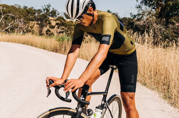Le magliette MAAP, da “Jerseys” a “Jereseys”: un piccolo errore dal grande impatto Ciclista su sterrato con maglietta MAAP