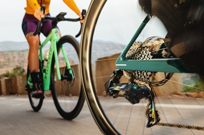 SRAM Force eTap AXS – Control. Personalize. Monitor.