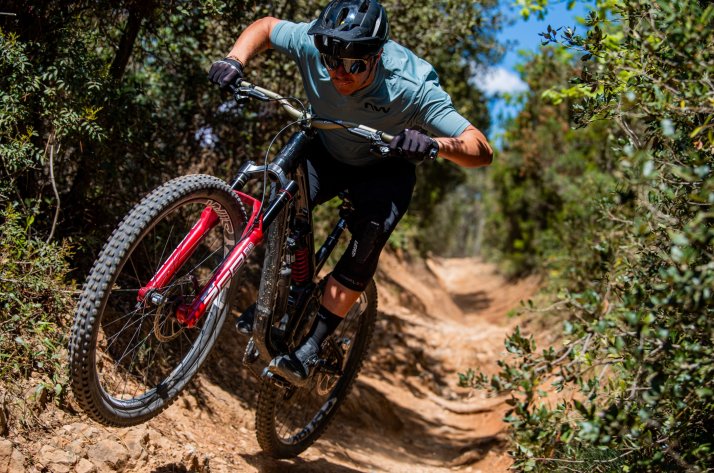 Northwave - Zapatillas de Carretera y MTB, Gafas y Ropa de Ciclismo de Alta Calidad Chico haciendo descenso en su bicicleta MTB y ropa de ciclismo Northwave