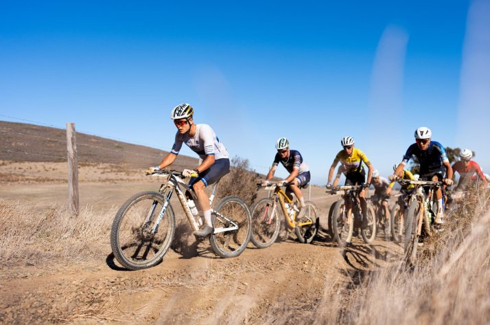 Orbea Bikes – XC/Marathon-MTBs für beinharte Wettkämpfe Ein Fahrer auf einem Orbea Oiz führt eine Gruppe beim Cape Epic an.