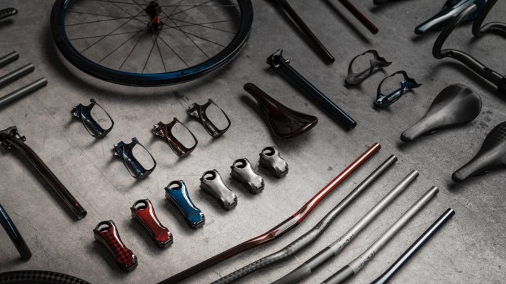 Découvrez notre sélection de roues, selles, guidons et autres pièces vélo en carbone colorés Les pièces vélo en carbone offrent une bonne réduction de poids, mais aussi la possibilité de mettre en valeur des éléments très particuliers