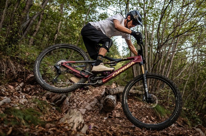   Crankbrothers - Chico sobre una bicicleta con productos de  Crankbrothers