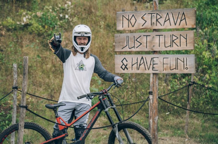 Chico con una bicicleta de montaña y protecciones de Leatt