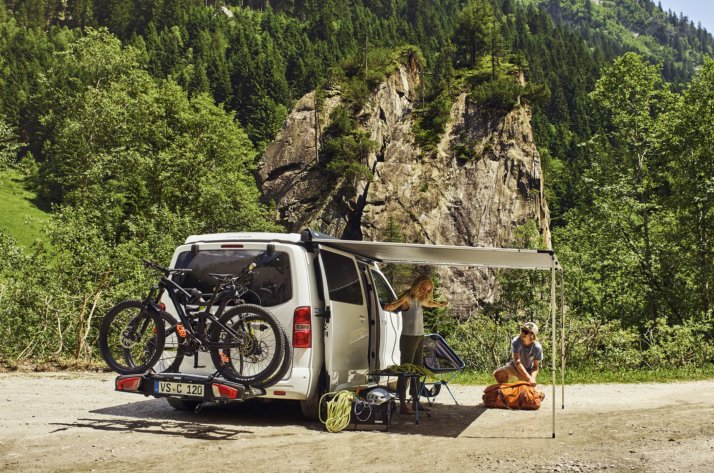 Kleinbus beim Camping mit Fahrradheckträger von Thule Kleinbus beim Camping mit Fahrradheckträger von Thule