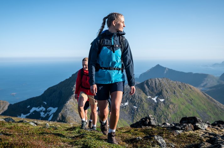 Frau beim Wandern im Gebirge in Jacke von Bergans Frau beim Wandern im Gebirge in Jacke von Bergans