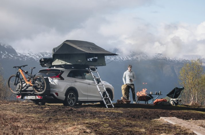 Auto beim Camping mit Fahrrad-Heckträger von Thule und Dachzelt Auto beim Camping mit Fahrrad-Heckträger von Thule und Dachzelt