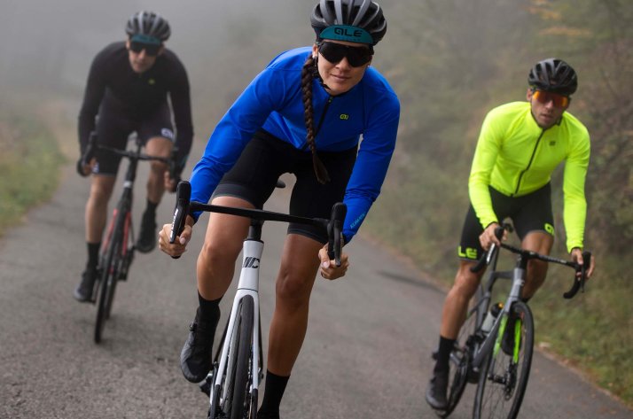 Ciclistas con ropa de ciclismo Alé