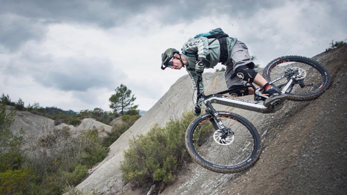 Carcasse Schwalbe Persona in bici su un trail impolverato