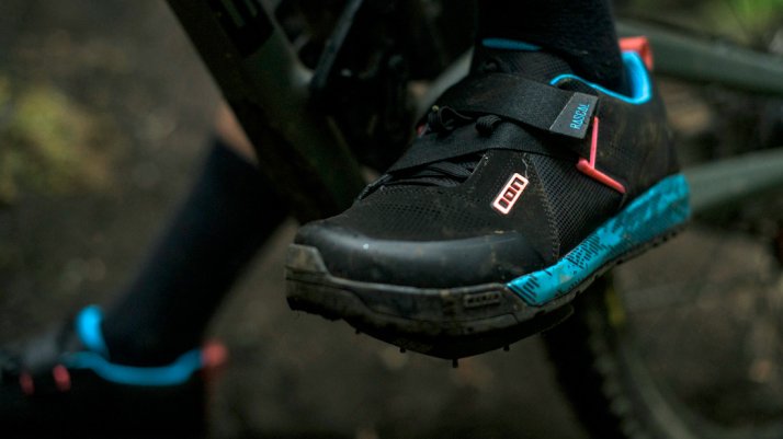 ION Rascal – Scarpe MTB per pedali senza clip Le scarpe ION Rascal MTB click permettono una trasmissione ottimale della potenza e offrono protezione.