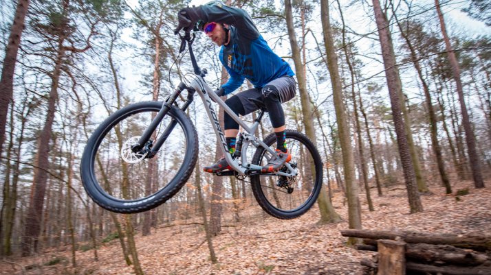 Ciclista con abbigliamento Enduro MTB alle prese con un fantastico 360