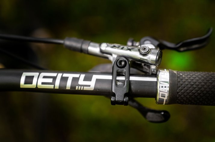Deity Components – Premium MTB-Parts for Riders Deity-Lenker und Griffe in perfekt abgestimmten Farben.
