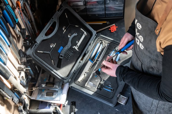 Ein Werkzeugkoffer ist die All-In-One Lösungen mit allem, was du für die Bike-Wartung brauchst Frau in einer Werkstatt an der Werkzeugbank mit einem Werkzeugkoffer von BBB