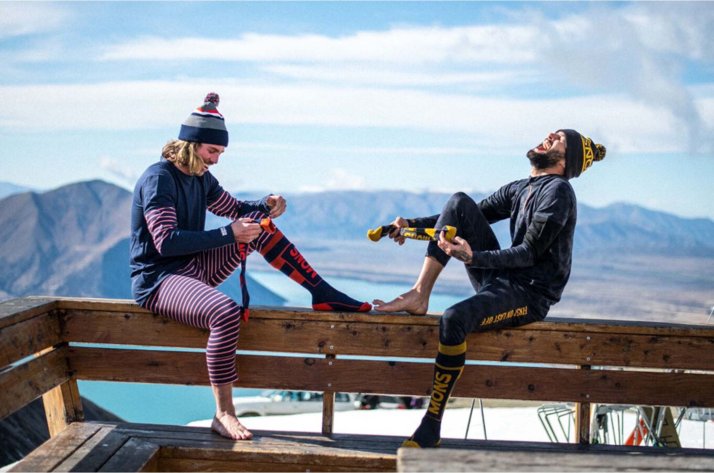 Zwei Männer in Merino Unterwäsche von Mons Royale