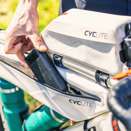 Bagaż do roweru bikepackingowego – torby ramowe, podsiodłowe i na kierownicę Zbliżenie na torby zamocowane do roweru, oferujące wodoodporną i funkcjonalną przestrzeń na dłuższe wyprawy.