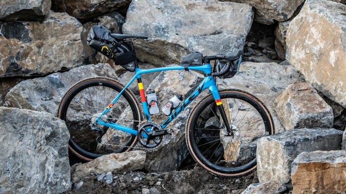 Bicicletas Ridley – Bicis de Carretera, Ciclocross, Gravel de Fabricación Belga Bicicleta Ridley entre una pared rocosa
