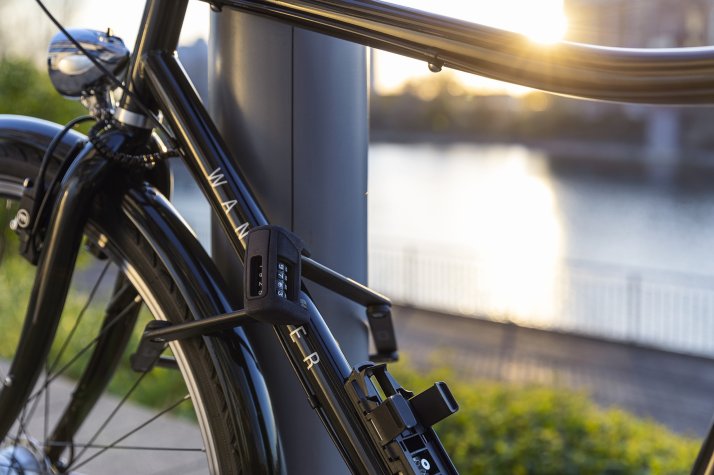 Angeschlossenes Fahrrad mit Faltschloss von ABUS Angeschlossenes Fahrrad mit Faltschloss von ABUS