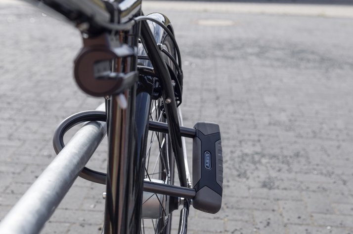 Angeschlossenes Fahrrad mit Bügelschloss von ABUS Angeschlossenes Fahrrad mit Bügelschloss von ABUS