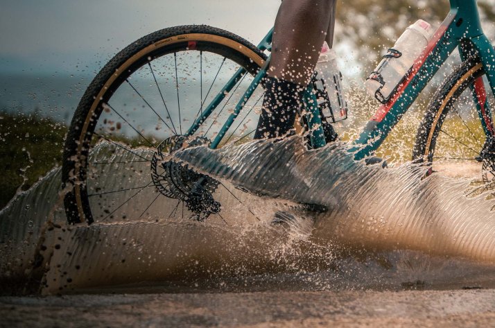 Commencez dès maintenant votre entraînement interactif à domicile avec l'Elite Suito. Créez des séances d'entraînement interactives avec les entraîneurs Elite Direct-Drive et l'application My E-Training.