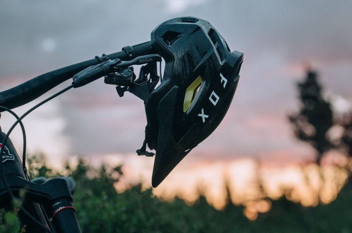 FOX Racing – czas na przygodę Kask FOX Racing zawieszony na końcu kierownicy