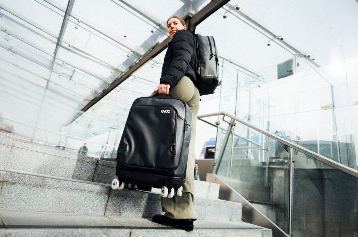 Frau mit EVOC Koffer