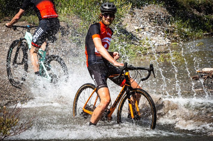Ciclisti su uan pozzanghera d'acqua