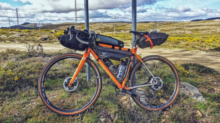 Le vélo de bikepacking entièrement chargé – Les sacoches de bikepacking permettent de tout ranger !