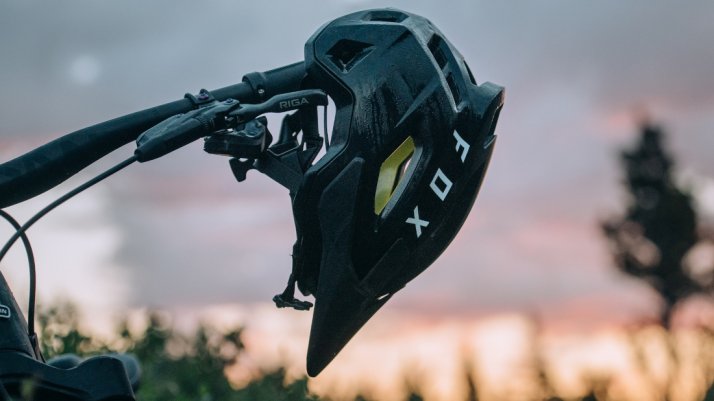 FOX Racing – Accessori ciclismo FOX Racing – Casco appeso sulla manopola del manubrio