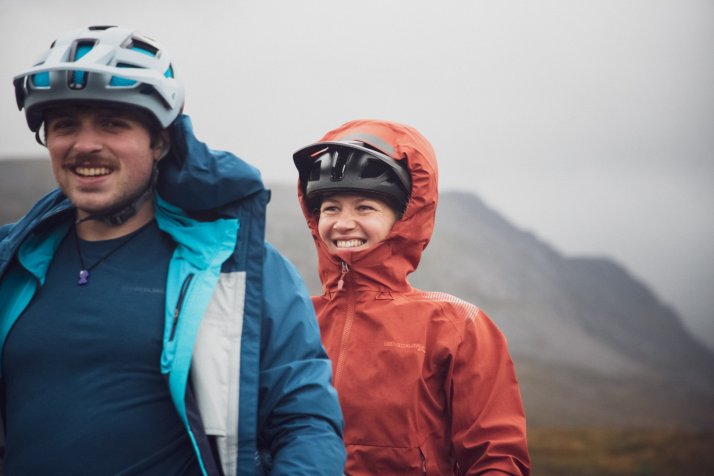 Mann und Frau mit Endura Mountainbike Fahrradjacken im Regen Mann und Frau mit Endura Mountainbike Fahrradjacken im Regen